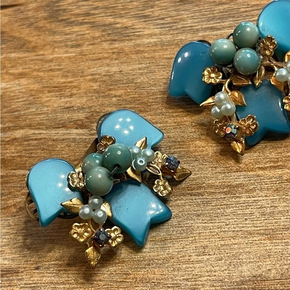 Vintage Clip-on Earrings - Picture 4 of 4